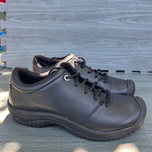 Women’s work shoes size 9.5
